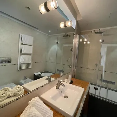 Hotel Ih *